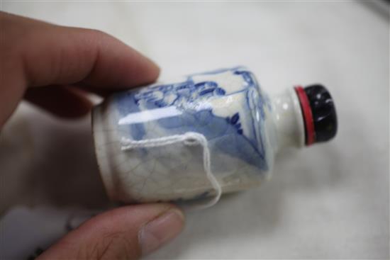 A Chinese blue and white crackle glaze snuff bottle, 1830-1900, 6cm